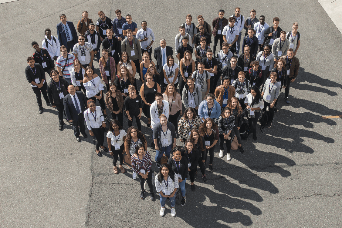 Foto di gruppo dei collaboratori a forma di cuore